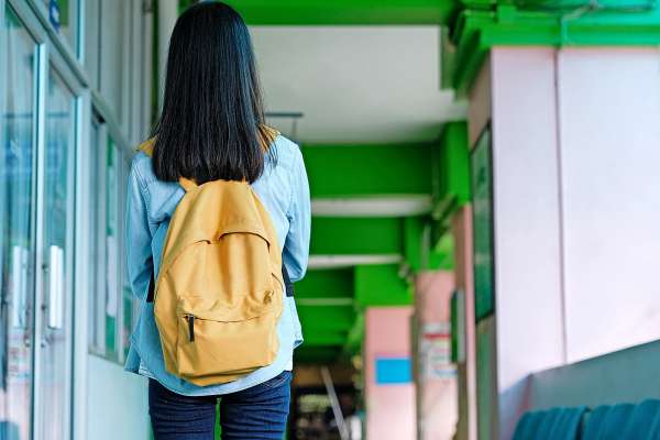media/k2/galleries/22583/thumbs/back-student-girl-holding-books-carry-school-bag-while-walking-school-campus_web.jpg