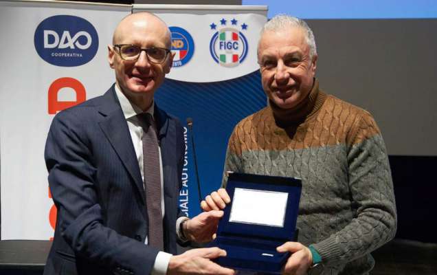 L president de la FIGC-LND de Trent Stefano Grassi ge consegna la targa de Copa Disciplina al Mister Luciano Cigolla.
