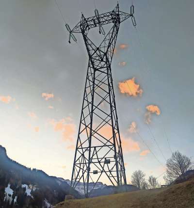 Un dei gragn pilons de la linea de la corente Saviner – Corvera che passa fora la val da Fodom.
