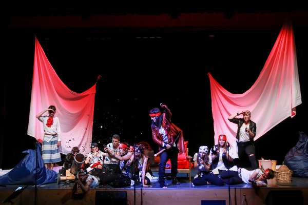 Na scena fora dl musical "Peter Pan – en jore de soms", presenté l’ann 2019. (Foto: Claudia Gerstl)
