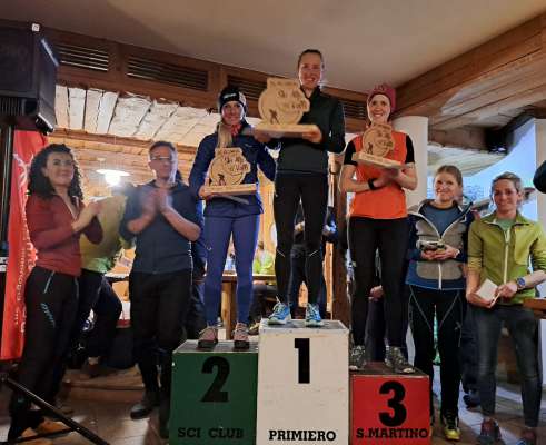 L podie de eles del Trofeo Zagonel, con Tove Alexanderson, Giorgia Felicetti, Kristel Mottin e Heidi Dapunt, 4^ e 1^ Over 50.
