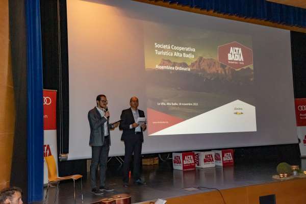 Le diretur dla Cooperativa Turistica Max Nagler cun le presidënt Christian Pescollderungg en ocajiun dla assemblea generala de novëmber dl 2022. 
