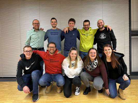 La reuniun &eacute; gn&uuml;da stl&uuml;ta j&ouml; cun la lita dl cons&euml;i n&uuml;, che laorar&aacute; ti proscimi 3 agn. De ch&euml;sc fej pert David Bernardi (presid&euml;nt), Pizzinini Julian (cassier), Sabrina Gasser (scrivana), Aileen Gasser (verdajogn), Lukas Frenademez (m&euml;namaza); sci&ouml;che funzionars fej pert Philipp Agreiter, Martin Frenademez, Armin Valentini y Chiara Pescollderungg. (Por la M&uuml;jiga da La Ila, Sabrina Gasser)
