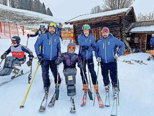 El canpion de schie paralimpiche Renè De Silvestro a Kitzbühel, aduna con Michele Di Gallo, Benedetto Gaffarini e Matteo Gobbo de Fondazione Cortina.
