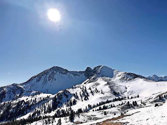 Mont da Ciastel e l Jou de le Omblie ulache l é pervedù che passe el colegament coi schi Cortina – Reba. (foto G. Soratroi)
