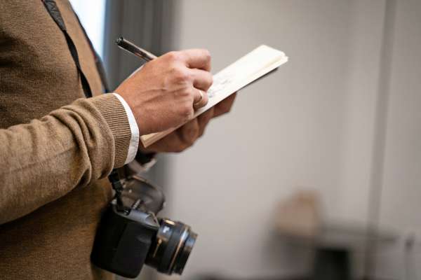 media/k2/galleries/22926/thumbs/press-reporter-fallowing-leads-case_web.jpg