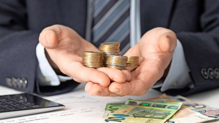media/k2/galleries/22927/thumbs/businessman-holding-bunch-coins_web.jpg