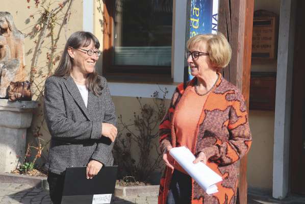 Rut Bernardi, scritëura ladina, cun la diretëura dl Museum Gherdëina Paulina Moroder.
