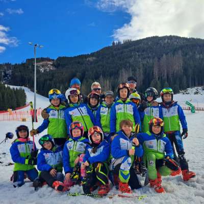 I picoi atlec del Ski Team Fascia con si alenadores.  
