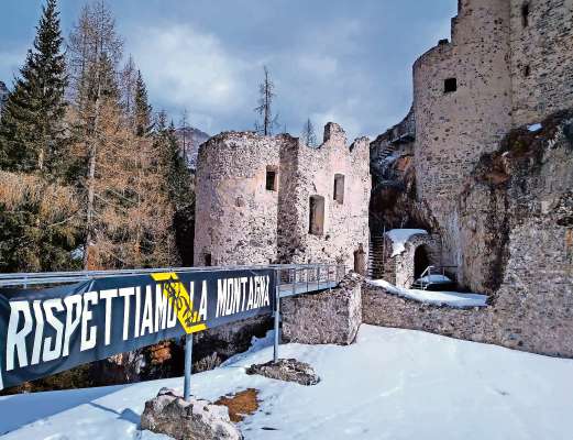 Un dei striscións tachei fora entánt la manifestazion.
