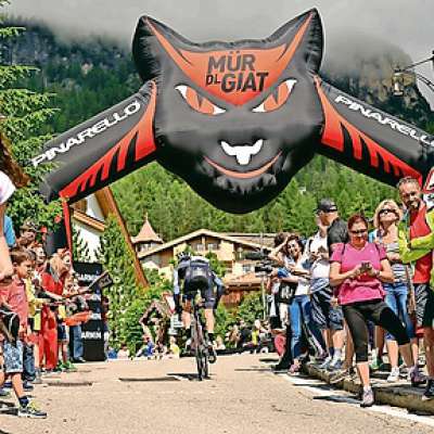 L »mür dl giat« duc l à sentù per televijion ntratánt le telecronache de la Maratona dles Dolomites o del Giro d’Italia  (©Maratona dles Dolomites)
