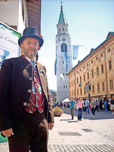 Osvaldo Majoni Boto co i sarvije da canpanoto de ra tradizion ladina. Inpó se vede el cianpanin de San Iaco, con sora i segne de ra festa, e el Comun Vecio, ra ciaśa de ra Banda.
