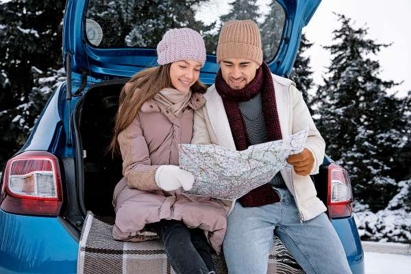 media/k2/galleries/23037/thumbs/couple-holding-map-medium-shot_web.jpg
