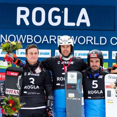 L podie dut talian de Rogla col moenat Mirko Felicetti, a man cencia, apede a Fischnaller e Coratti.
