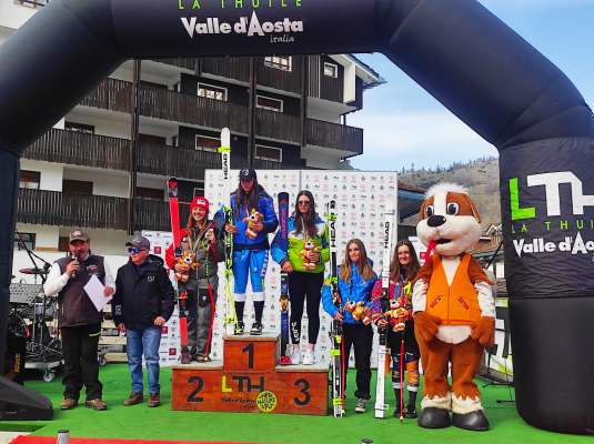 Premiaziun dla discesa feminila: medaia de brom por Rita Granruaz dl Ski Team Alta Badia. 
