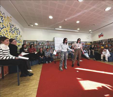 Poetry slam tla biblioteca publica te Sëlva: la generazion jëuna à zeche da dì.
