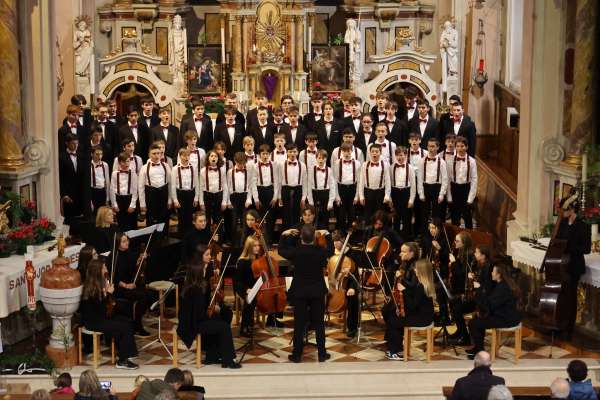  Le »Vinzentiner Knabenchor« á tigní un di conzerc iubilars tla dlijia de San Linert a Badia. (foto: Konrad Willeit) 
