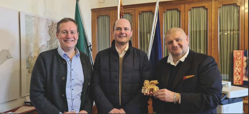 Da m.c.: l assessëur provinziel Massimo Bessone, l assessëur cumenel de Urtijëi Stefan Kasslatter, l assessëur regunel dl Venet Roberto Marcato cun tla man n lion de San Merch ziplà te Gherdëina.
