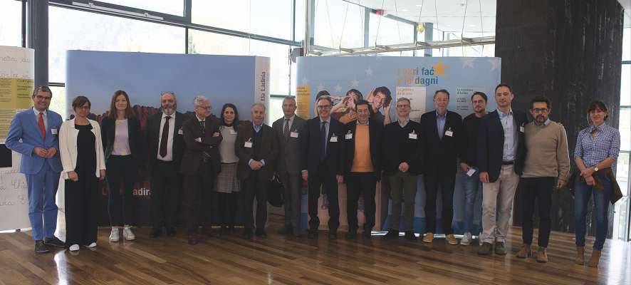 La presunaliteies dl cunvëni, da m.c.: Patrick Rina, Ulrike Frenademez, Ruth Videsott, Marco Biffi, Claudio Marazzini, Natascia Ralli, Giovanni Ruffino, Sergio Lubello, Marco Forni, Paolo Di Giovine, Matthias Heinz, Roland Bauer, Samuel Frontull, Lorenzo Zanasi, Carlo Zoli y Isabella Stanizzi.
