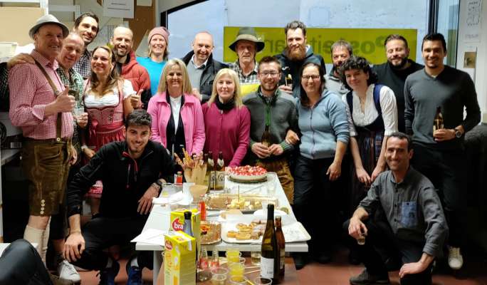Festa dl pensionamënt de Ernesto Ferdigg tl local dla zentrala dla Posta dla Val Badia a San Laurënz. Al é da odëi na schira de postines y de postins che fej sorvisc fora por i paisc dla Val Badia.

