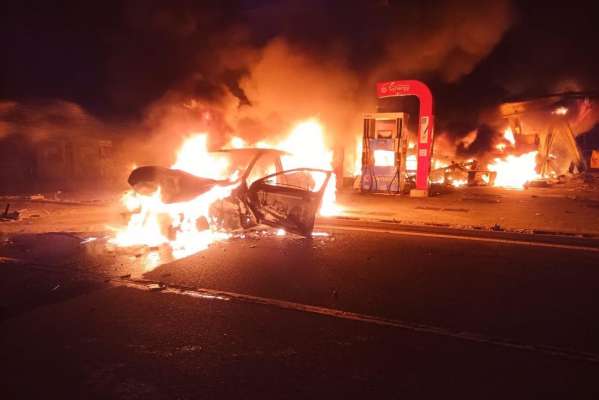 Auto y stazion dal penzin: dut à pià fuech (foto: Destudafuech de Pruca). 
