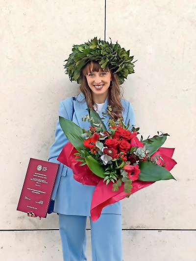 Alessia Dadié Bechin el di de ra so laurea su ra parlada ladina anpezana.
