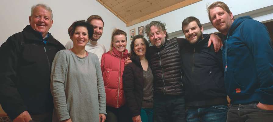(Da man ciancia) L cunsëi nuef: Wolfi Mussner, Doris Pycha, Florian Senoner, Laura Plancker, Helga Kerschbaumer, Igor Demetz, Ivan Senoner, Martin Avi.
