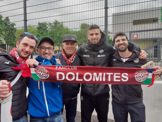 Retrat de fans y dl presidënt dl fanclub Dolomites Hans Mutschlechner (1. da man dërta) cun le portier dl FC Südtirol Giacomo Poluzzi (secundo daman dërta).
