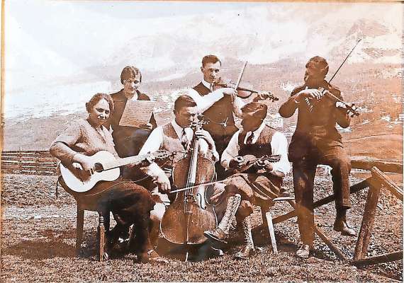 Inze ra familia Colle Moro da Mortija ra musica r’ea de ciaśa. Ca vedon ra doa soreles Giuditta e Liotta, co i cuatro fardiei Adolfo, Pietro, Rinaldo e Tiziano.

