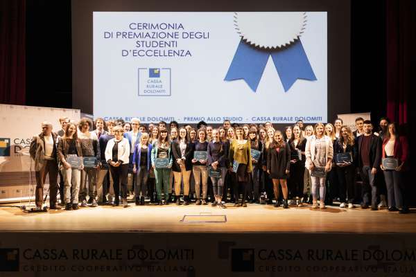 I studenc meritegoi premié da la Cassa Rurala Dolomites.
