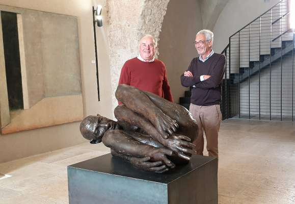 L ombolt de Nomi Rinaldo Maffei e l curador Remo Forchini vindò l’opera del artist Lois Anvidalfarei. 
