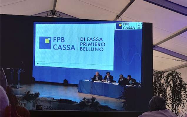 La prejentazion del nef inom endèna la radunanza a Moena
