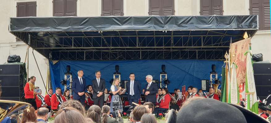 La paladina con i trei presidenc del Tirol storich e l ombolt de Ala.
