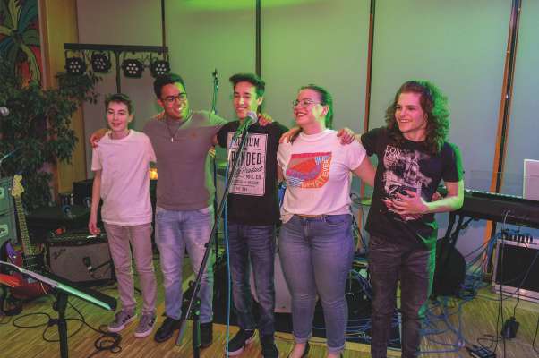 I In Between (d.m.c) L baterist Martin Holzknecht, l chitarist Alejandro Degasperi, l bassist Julian Dellago, la ciantarina Linda Rungger y Kevin Mauroner che sona l tlavier. (Foto de David Anvidalfarei.)
