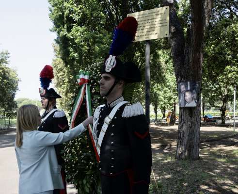 La premier Giorgia Meloni tratan la zerimonia de deponimënt dla gherlanda. foto: lizënza CC-BY-NC-SA 3.0 IT

