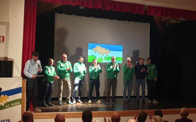 L president Walter Ghetta con dut l diretif del fascia Balon sun paladina.
