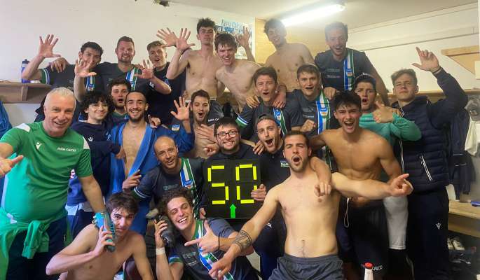 La pruma squadra del Fascia Balon festeja l bel resultat.
