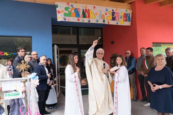 Don Albino Dell’Eva su encèria del piscop Tisi à benedì la neva strutura e la jent.
