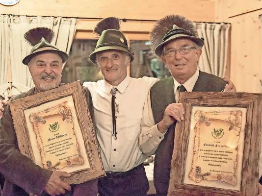 A ra zena de ra Riserva de ra caza de Anpezo: el presidente Bruno Menardi Menego intrà Marco Apollonio Varentin, sozio da 58 ane, e Ernesto Franceschi de Matia, sozio dal 1963.

