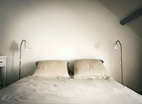 media/k2/galleries/23776/thumbs/bed-lamp-white-bedroom-white-wall-background_web.jpg