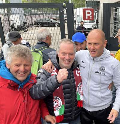 L'alenadú dl FC Südtirol Pierpaolo Bisoli (a man dërta), cun dui fans maroi a Balsan (retrat fat jö al 1. de ma 2023 al Drusus a Balsan). foto: Iaco Rigo
