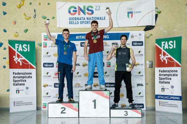 Filip Schenk sun l scialier plu aut dl podest (foto: Italiaclimbing/outtherecollective).
