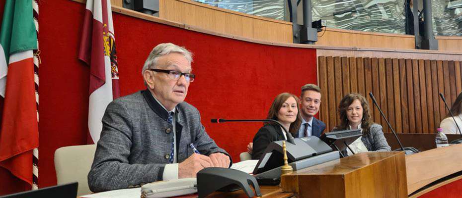 L president del Consei provinzièl Walter Kaswalder con la presidenta Katia Vasselai e i etres doi componenc de l’Autorità per la mendranzes.
