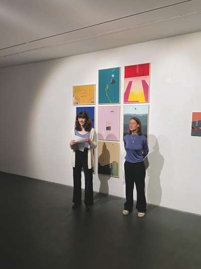 Greta Langgartner, diretëura d’ert, y l’artista Miriam Falkensteiner.
