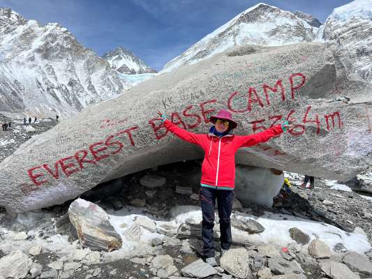 Chiara Mazzel al Base Camp del Everest.
