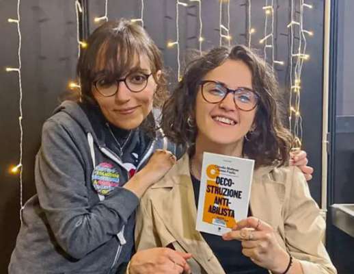 Claudia Maltese e Gresa Fazliu con te man l liber.
