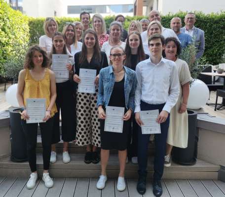 I "alenadus dl bëgnsté" nüs y les "alenadësses dl bëgnsté" nöies cun sü istruturs y isegnanc: Selina Gurschler, Annemarie Unterhofer, Elias Kneissl (1a linia da man ciampa); Debora Theiner , Milena Mussner, Elisa Janser, Isolde Moroder (2. linia da man ciampa); Andrea Bertagnolli-Windstoßer, Eveline Ferrari, Judith Wieser, Rosita Pirhofer (3. linia da man ciampa); Karin Kinigadner, Monika Egger, Patrizia De Angelis, Andreas Streitberger (4. linia da man ciampa); Gerd Locher, Judith Rainer, Martin Stieger, Lukas Erckert, Peter Prieth (5. linia da man ciampa). foto: ajentöra stampa prov.la/Scora profescionala por i mestiers Luis Zuegg / Maran)
