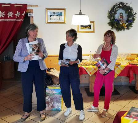 Olimpia Rasom, Ingrid Runggaldier e Anna Mazzel endèna la prejentazion de la revista gana.
