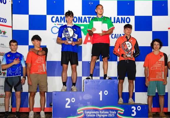 Franz Pezzei sul terzo sciaier e con la maia pomaranc sie fra Alessandro e Victor Rizzoli, duc del Trial Bike Dolomites.
