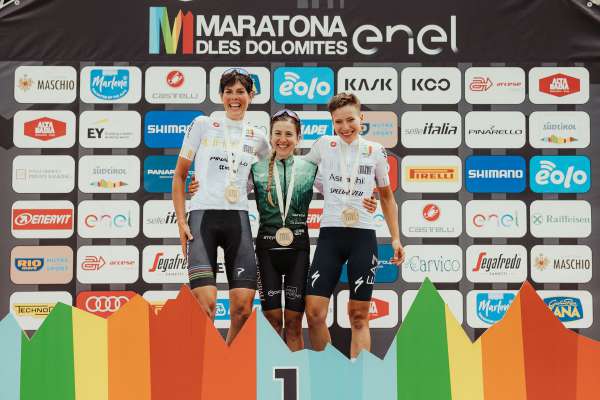 Pro les ëres söla destanza lungia de 138 km él la piemonteja Samantha Arnaudo che passa le travert te 5 ores y 5 menüc, ma 36 menüc do i pröms ëi. Al secunt post él Marta Maltha, al terz post Martina Trevisiol. foto: Alex Moling
